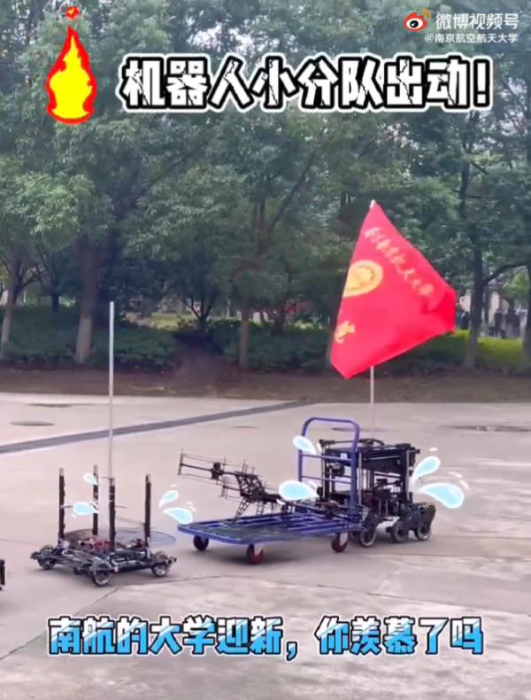 听说今年学长不用搬行李了“是的,因为我们有……” 听说今年学长不用搬行李了“是的,因为我们有……”