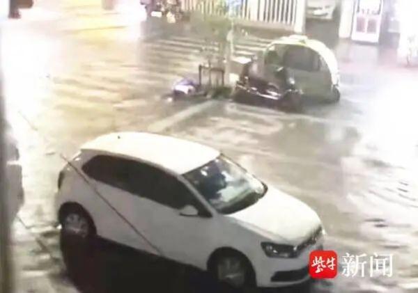 暴雨后,夫妻在马路积水中触电身亡?孩子在边上目睹悲剧...官方调查→ 暴雨后,夫妻在马路积水中触电身亡?孩子在边上目睹悲剧...官方调查→