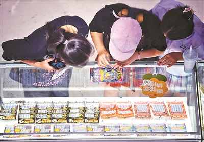 “刮刮乐”一度卖断货 年轻人该如何面对“赔半”