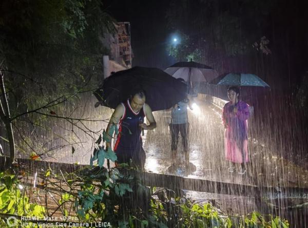 暴雨下的桑植一夜:连夜组织转移,救援人员集体摇手电筒晃醒熟睡村民 暴雨下的桑植一夜:连夜组织转移,救援人员集体摇手电筒晃醒熟睡村民