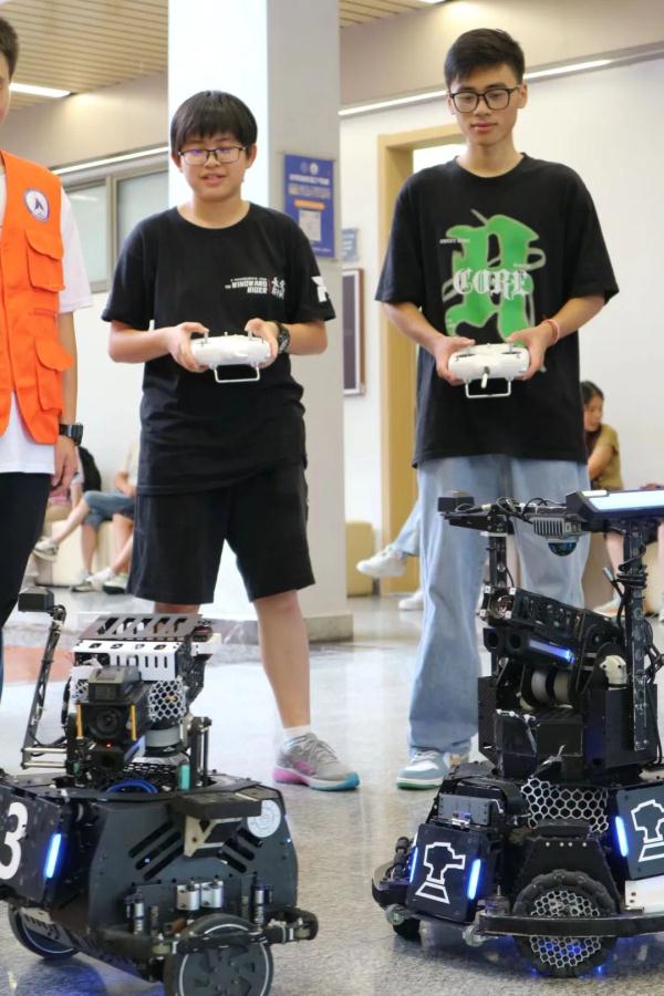 听说今年学长不用搬行李了“是的,因为我们有……” 听说今年学长不用搬行李了“是的,因为我们有……”