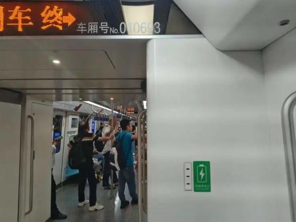 上海地铁车厢里可以手机免费充电！你发现了吗？