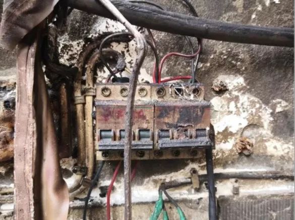 线路引发火灾,警惕“黑暗中的杀手”...... 线路引发火灾,警惕“黑暗中的杀手”......