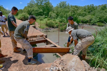 再获好评!中国蓝盔7天完成桥梁抢修任务 再获好评!中国蓝盔7天完成桥梁抢修任务
