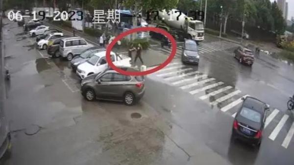 街头一个水坑，两男子处理不当，一人多处骨折，一人被判了刑！