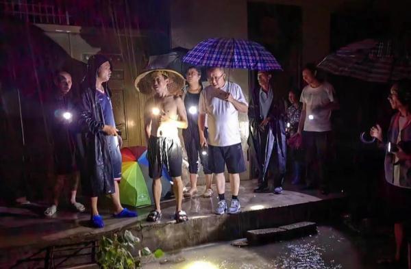 暴雨下的桑植一夜:连夜组织转移,救援人员集体摇手电筒晃醒熟睡村民 暴雨下的桑植一夜:连夜组织转移,救援人员集体摇手电筒晃醒熟睡村民