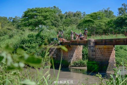 再获好评!中国蓝盔7天完成桥梁抢修任务 再获好评!中国蓝盔7天完成桥梁抢修任务