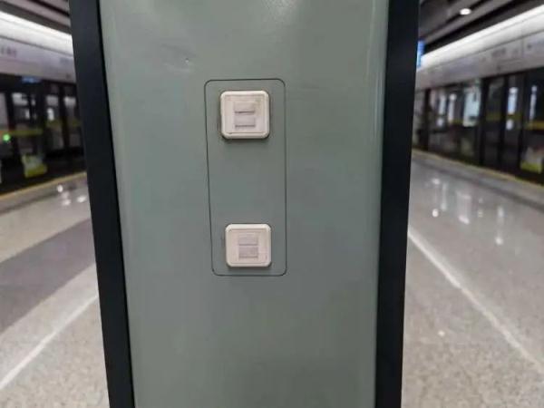 上海地铁车厢里可以手机免费充电！你发现了吗？