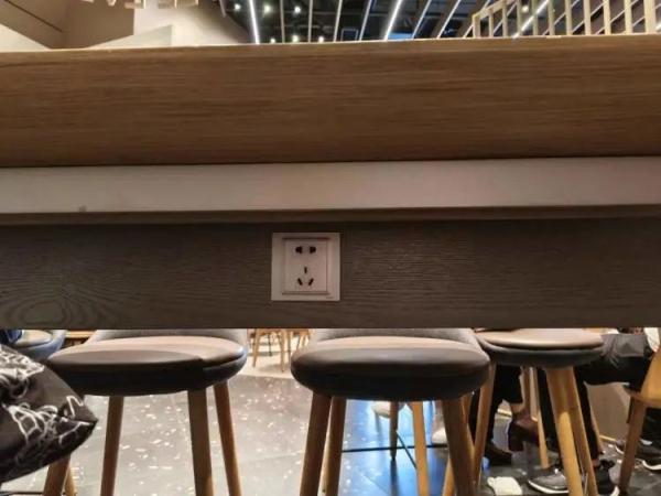 上海地铁车厢里可以手机免费充电！你发现了吗？