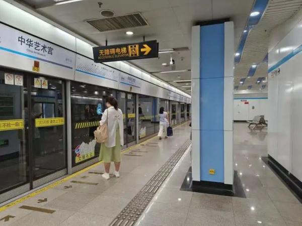 上海地铁车厢里可以手机免费充电！你发现了吗？