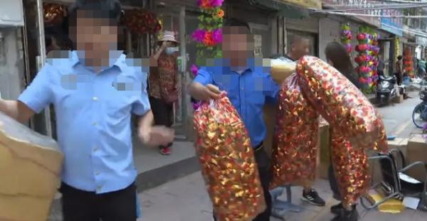 城管查收冥纸冥币惹怒网友！简单粗暴一棍子打死就能高雅祭祀了？
