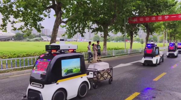 听说今年学长不用搬行李了“是的,因为我们有……” 听说今年学长不用搬行李了“是的,因为我们有……”