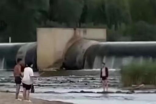 6岁男孩落水，不会水的母亲、舅舅也跳了下去...