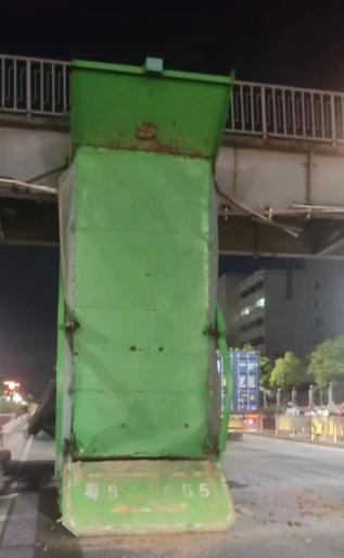 惊险!货车车斗180°倒挂天桥 惊险!货车车斗180°倒挂天桥