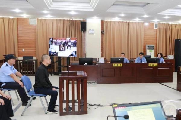 宁夏一民警被控包庇淫秽场所“固原名门会”涉黑头目，其领导和同事同日被查