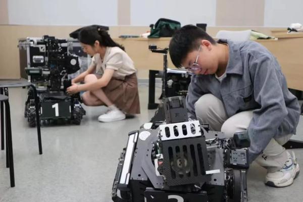 听说今年学长不用搬行李了“是的,因为我们有……” 听说今年学长不用搬行李了“是的,因为我们有……”