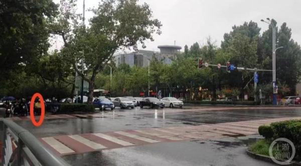 高三女生路口被撞身亡,家属和司机均称被网暴 高三女生路口被撞身亡,家属和司机均称被网暴