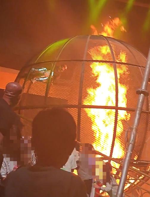 演员骑摩托表演突然跌落火中！景区回应→