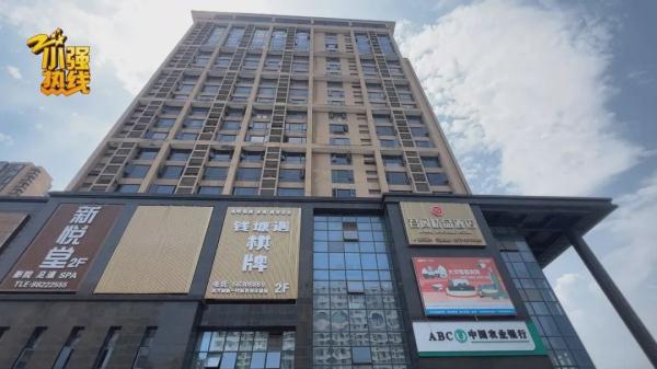 女子懵了！人刚离开，宝马车就遭遇飞来横祸！追责有点难…