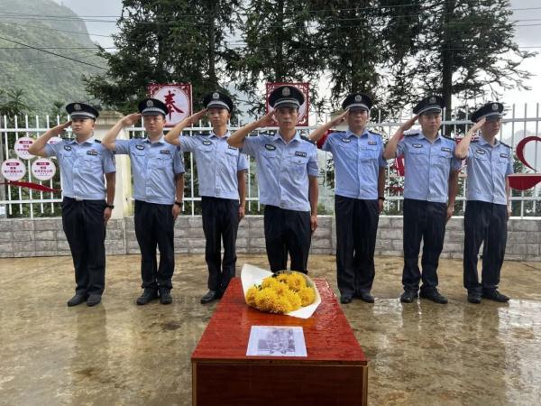 那只退役后多次“离家出走”的警犬离开了 那只退役后多次“离家出走”的警犬离开了