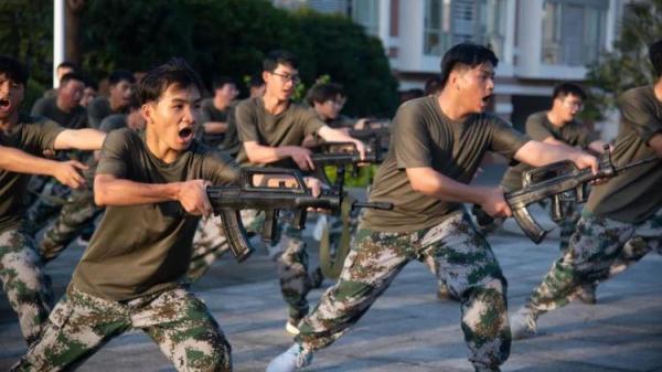 大学生军训有多硬核？各省网友：军训发枪？羡慕