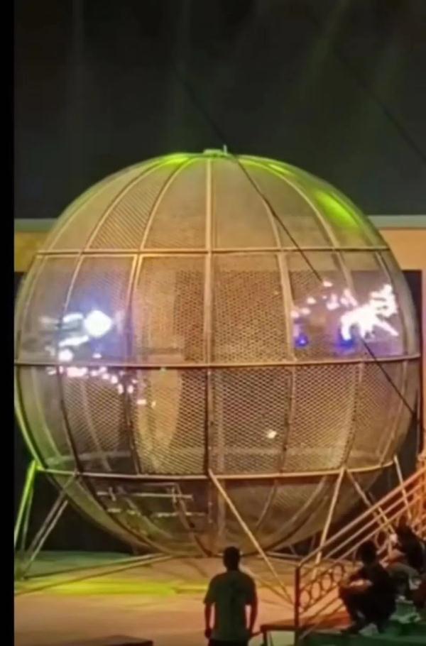 演员骑摩托表演突然跌落火中！景区回应→