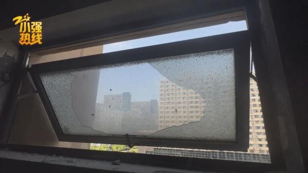 女子懵了！人刚离开，宝马车就遭遇飞来横祸！追责有点难…