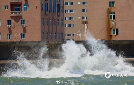 台风“苏拉”步步逼近 福建石狮风力增强掀起数米高海浪