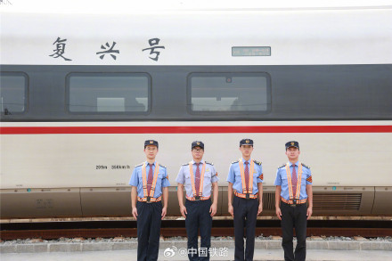 贵南高铁广西段首发动车组机械师整装待发