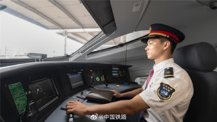贵南高铁广西段动车组司机亮相! 贵南高铁广西段动车组司机亮相!