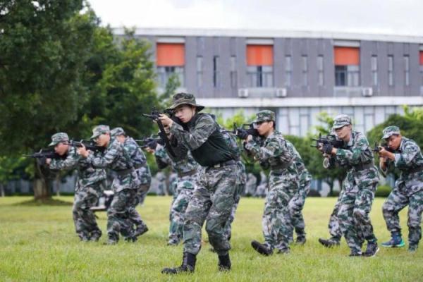 大学生军训有多硬核？各省网友：军训发枪？羡慕