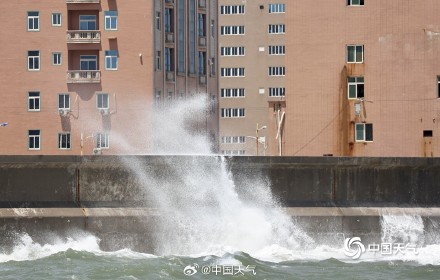 台风“苏拉”步步逼近 福建石狮风力增强掀起数米高海浪