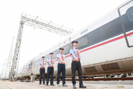 贵南高铁广西段首发动车组机械师整装待发