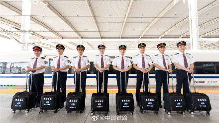 贵南高铁广西段动车组司机亮相! 贵南高铁广西段动车组司机亮相!