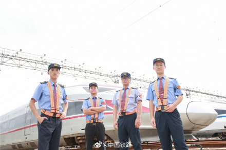贵南高铁广西段首发动车组机械师整装待发
