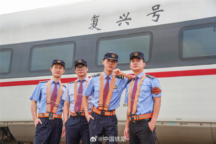 贵南高铁广西段首发动车组机械师整装待发