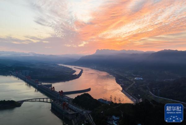 8月29日在湖北省宜昌市秭归县拍摄的三峡朝霞(无人机照片).