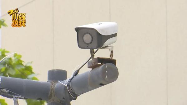 女子懵了！人刚离开，宝马车就遭遇飞来横祸！追责有点难…