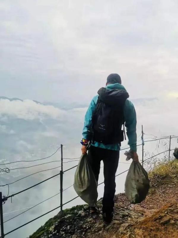 一群上海爷叔“赔钱”在山里捡垃圾，还乐在其中→