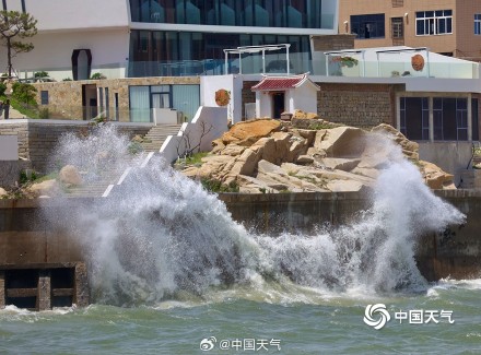 台风“苏拉”步步逼近 福建石狮风力增强掀起数米高海浪