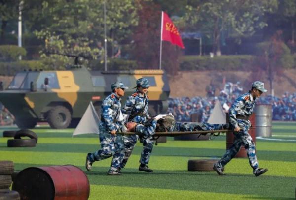 大学生军训有多硬核？各省网友：军训发枪？羡慕
