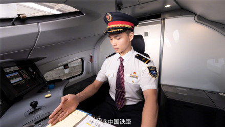 贵南高铁广西段动车组司机亮相! 贵南高铁广西段动车组司机亮相!