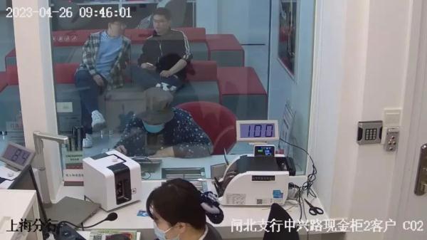 上海一保姆分52次盗走九旬老人养老金16万，家属毫不知情，怎么做到的？