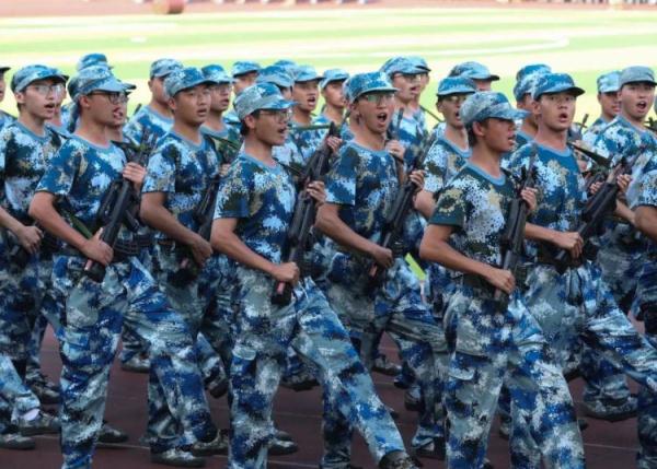 大学生军训有多硬核？各省网友：军训发枪？羡慕