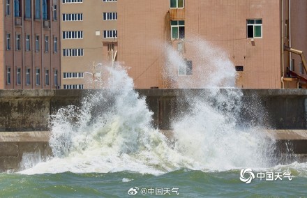 台风“苏拉”步步逼近 福建石狮风力增强掀起数米高海浪