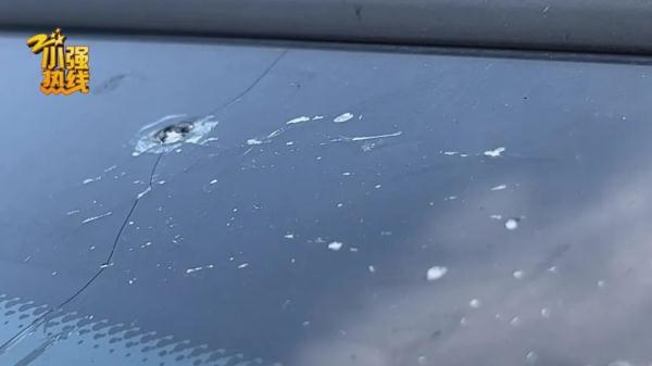 女子懵了！人刚离开，宝马车就遭遇飞来横祸！追责有点难…