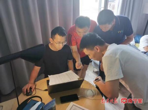 小客车“带路”，“百吨王”尾随强行冲卡逃费！违规通行400余趟次……