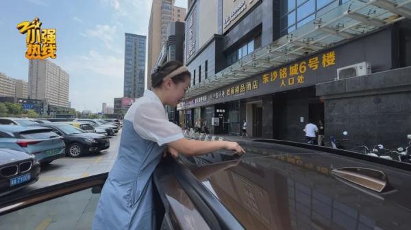 女子懵了！人刚离开，宝马车就遭遇飞来横祸！追责有点难…