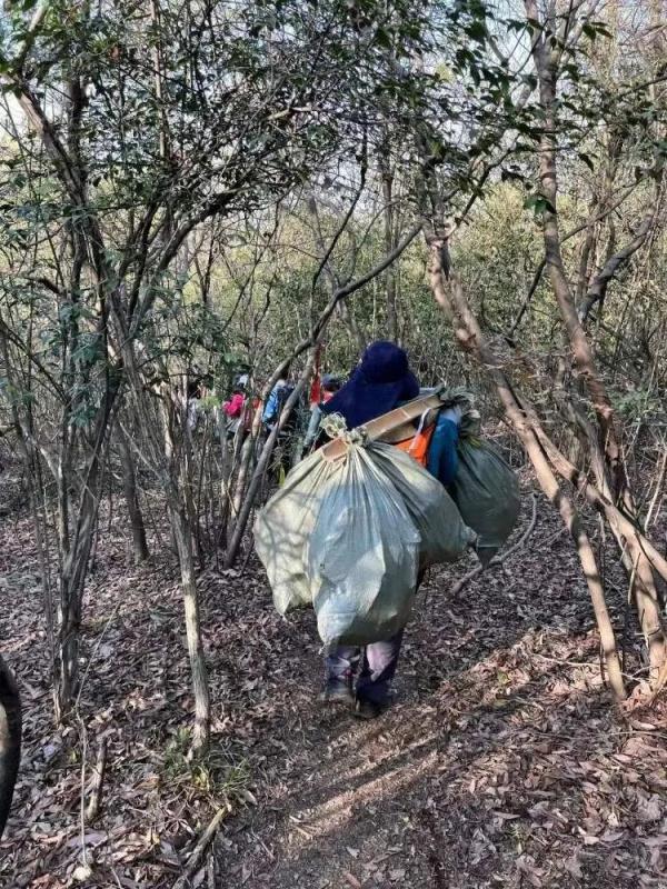 一群上海爷叔“赔钱”在山里捡垃圾，还乐在其中→