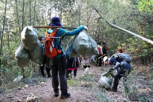 一群上海爷叔“赔钱”在山里捡垃圾，还乐在其中→